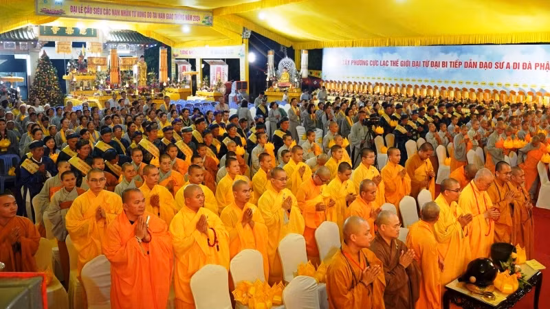 Tụng kinh cầu nguyện cho nạn nhân tử vong do tai nạn giao thông.