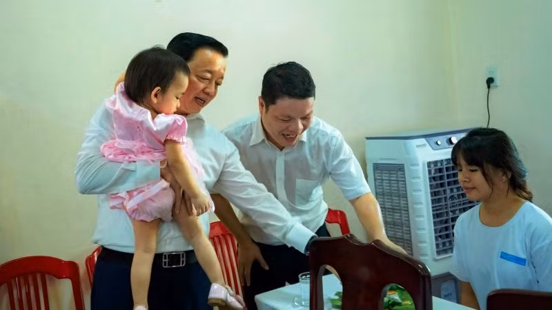 Phó Thủ tướng Trần Hồng Hà thăm và tặng quà cho trẻ em tại Làng trẻ em SOS Huế.