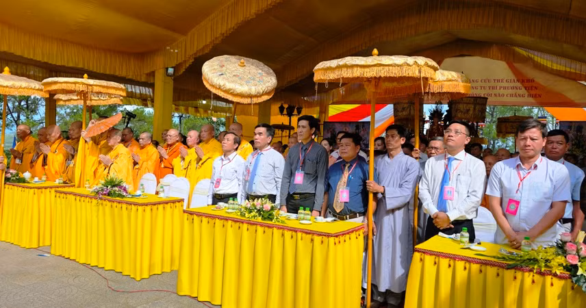 Chư tôn đức Giáo phẩm và quan khách, tăng ni phật tử thành kính cử hành nghi lễ cầu nguyện. Chư tôn đức Giáo phẩm và quan khách, tăng ni phật tử thành kính cử hành nghi lễ cầu nguyện.