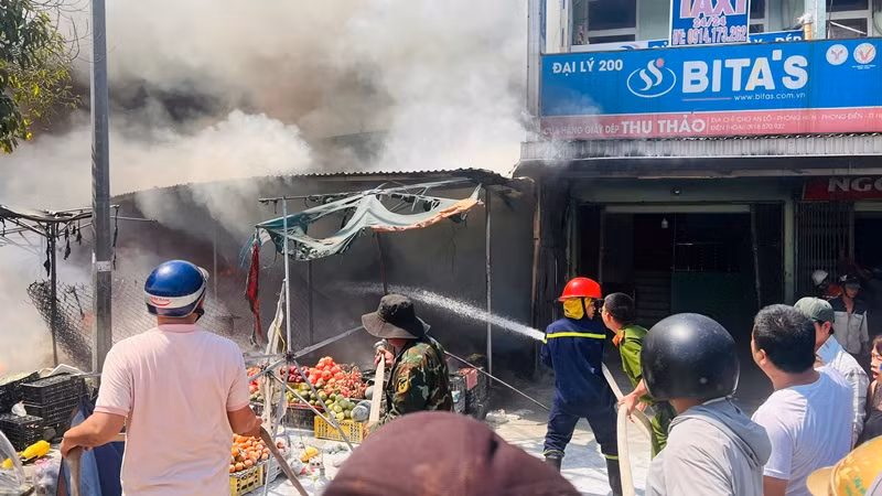Lực lượng Cảnh sát Phòng cháy, chữa cháy và cứu nạn cứu hộ cùng người dân địa phương nỗ lực khống chế ngọn lửa. Lực lượng Cảnh sát Phòng cháy, chữa cháy và cứu nạn cứu hộ cùng người dân địa phương nỗ lực khống chế ngọn lửa.