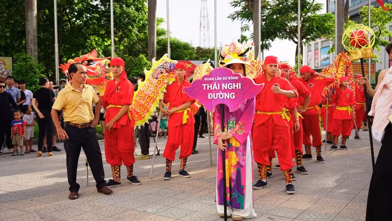 Lễ hội đường phố “Sắc màu văn hóa” thu hút 15 đoàn, nhóm nghệ thuật đến từ các tỉnh, thành phố trong nước và quốc tế tham gia. Lễ hội đường phố “Sắc màu văn hóa” thu hút 15 đoàn, nhóm nghệ thuật đến từ các tỉnh, thành phố trong nước và quốc tế tham gia.