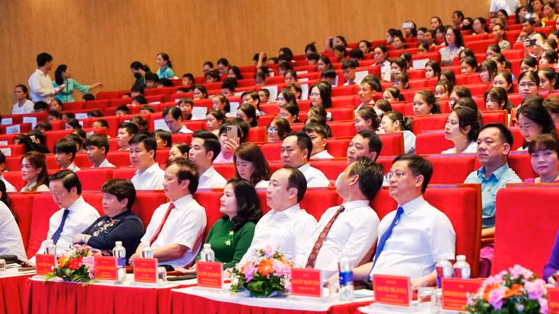Lãnh đạo các bộ, ban, ngành Trung ương, tỉnh Thừa Thiên Huế cùng hơn 320 thiếu nhi trên địa bàn đại diện cho hơn 25 triệu trẻ em trong cả nước tham dự.