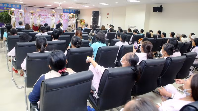 Chương trình đã tạo được nhiều niềm vui, động lực cho các nữ bệnh nhân ung thư sớm vượt qua nỗi đau bệnh tật. (ảnh: Th. Hiển)