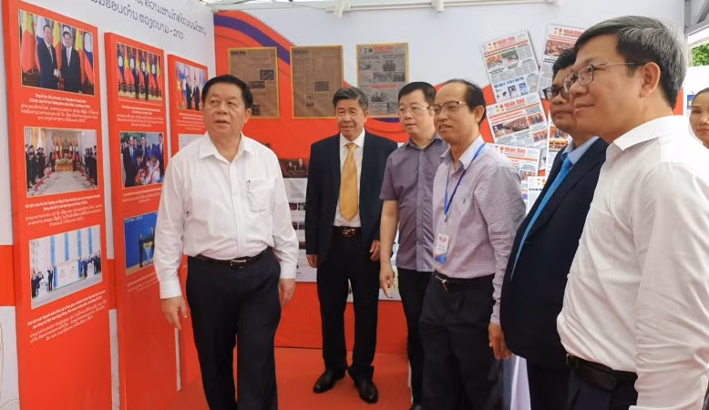 Đồng chí Nguyễn Trọng Nghĩa tham quan khu trưng bày triển lãm của Báo Nhân Dân.