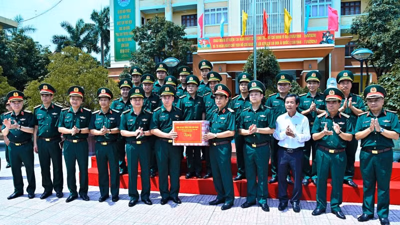 Đại tướng Phan Văn Giang tặng quà cán bộ, chiến sĩ Bộ đội Biên phòng tỉnh Thừa Thiên Huế.