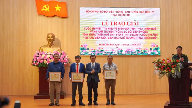Phó Chủ tịch Thường trực Ủy ban nhân dân tỉnh Nguyễn Thanh Bình trao giải Nhất Cuộc thi viết “Tìm hiểu về biên giới tỉnh Thừa Thiên Huế và truyền thống 60 năm Bộ đội Biên phòng Thừa Thiên Huế" và Cuộc thi ảnh “Tự hào biên giới, biển đảo quê hương Thừa Thiên Huế”.