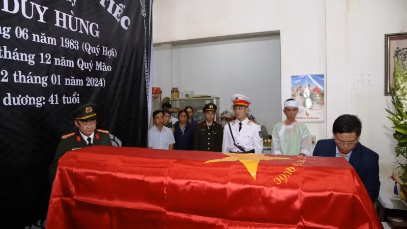 Thương tiếc cán bộ Công an dũng cảm hy sinh khi làm nhiệm vụ bảo đảm an ninh trật tự địa bàn.