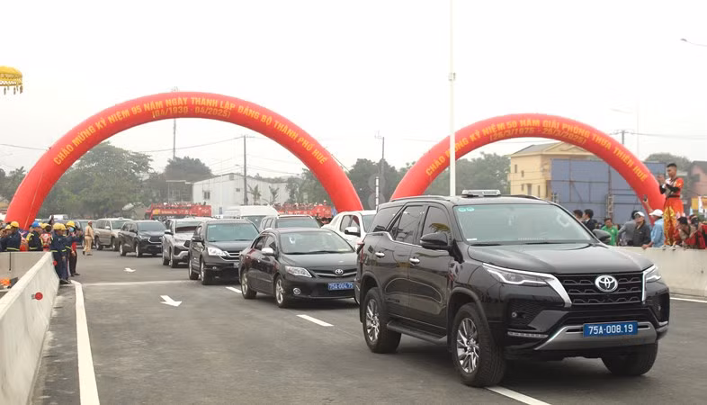 Đoàn xe vận hành qua cầu Nguyễn Hoàng vượt sông Hương.