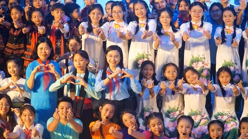 Chương trình có sự tham gia của hơn 200 thiếu nhi đến từ 6 tỉnh trong khu vực Bắc Trung Bộ.