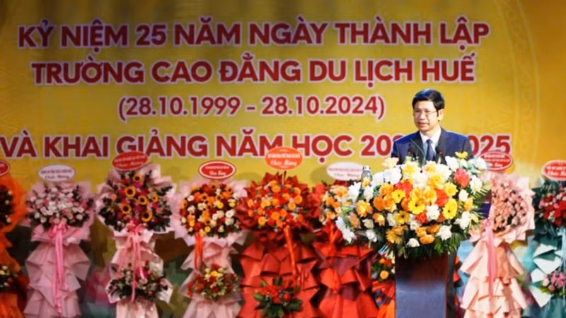 Phát biểu tại lễ kỷ niệm, Thứ trưởng Hồ An Phong tin tưởng Trường Cao đẳng Du lịch Huế sẽ đạt được những bước phát triển rực rỡ trong thời gian tới. Phát biểu tại lễ kỷ niệm, Thứ trưởng Hồ An Phong tin tưởng Trường Cao đẳng Du lịch Huế sẽ đạt được những bước phát triển rực rỡ trong thời gian tới.