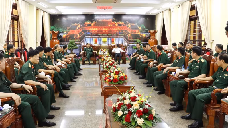 .Đại tướng Phan Văn Giang cùng Đoàn công tác làm việc tại Bộ Chỉ huy Quân sự tỉnh Thừa Thiên Huế.