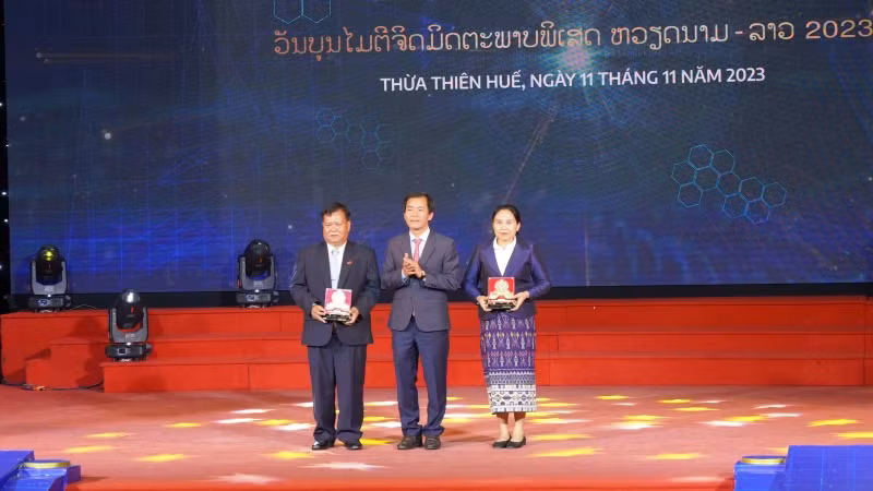 Chủ tịch Ủy ban nhân dân tỉnh Thừa Thiên Huế Nguyễn Văn Phương tặng quà lưu niệm cho lãnh đạo 2 tỉnh tỉnh Salavan, Sekong (Lào). Chủ tịch Ủy ban nhân dân tỉnh Thừa Thiên Huế Nguyễn Văn Phương tặng quà lưu niệm cho lãnh đạo 2 tỉnh tỉnh Salavan, Sekong (Lào).