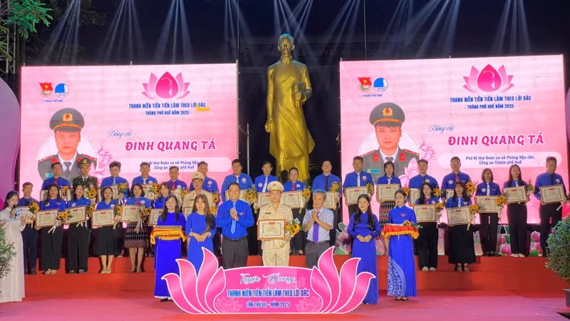 Thông qua lễ tuyên dương, Ban Tổ chức đã gửi thông điệp đến các bạn trẻ: “Hãy sống hết mình và cống hiến thật nhiều, để những năm tháng Thanh xuân không sống hoài, sống phí”.