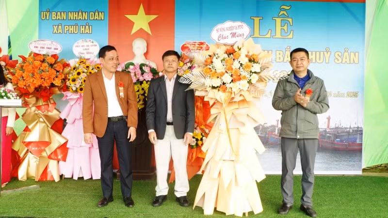 Lãnh đạo Sở Nông nghiệp và Phát triển nông thôn thành phố tặng hoa chúc mừng ngư dân tham gia chuyến biển đầu năm.