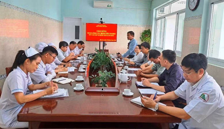 Đoàn công tác đã khảo sát thực trạng chương trình kiểm soát nhiễm khuẩn được triển khai tại hai bệnh viện, đặc biệt việc triển khai giám sát nhiễm khuẩn huyết, nhiễm khuẩn tiết niệu…