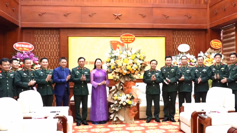 Đoàn lãnh đạo tỉnh Thừa Thiên Huế tặng hoa chúc mừng Bộ Tư lệnh Quân khu 4. (Ảnh: CTV)