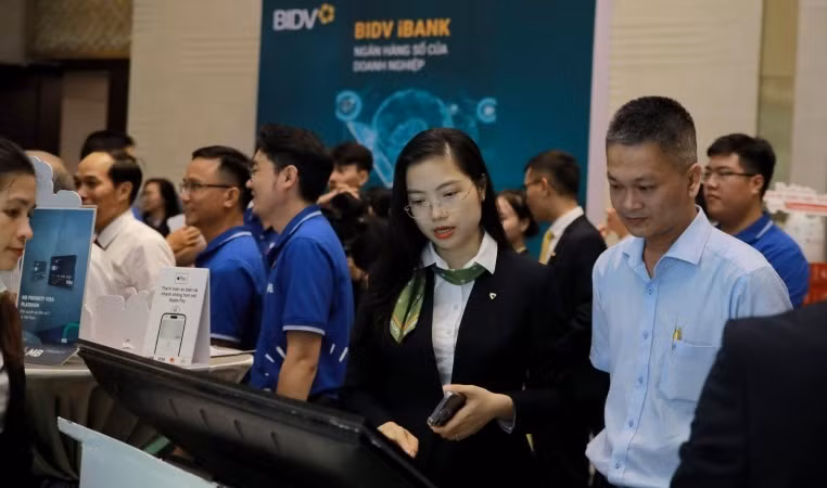 Chuyển đổi số ngành Ngân hàng đang tác động tích cực tới tất cả mọi lĩnh vực kinh tế, đời sống. Chuyển đổi số ngành Ngân hàng đang tác động tích cực tới tất cả mọi lĩnh vực kinh tế, đời sống.