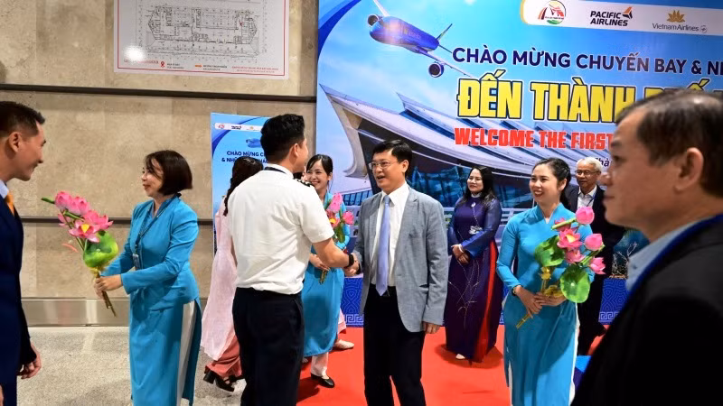 Phó Chủ tịch Thường trực Ủy ban nhân dân thành phố Huế Nguyễn Thanh Bình tặng hoa cho các du khách đến Huế đầu tiên trong năm mới.