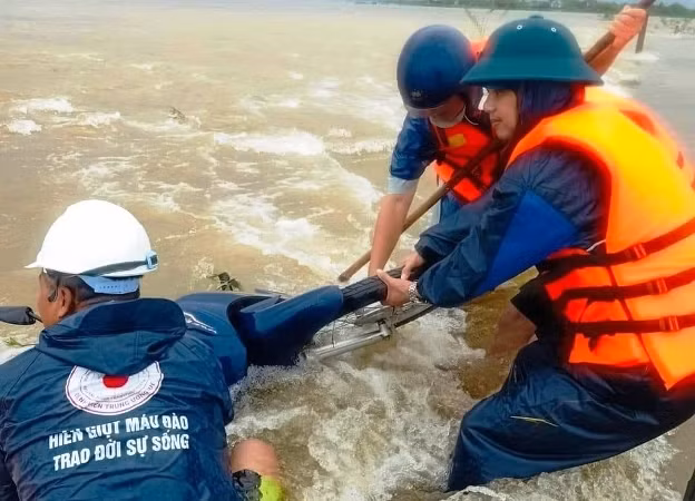 Sau khoảng 2 giờ đồng hồ, lực lượng chức năng đã đưa chiếc xe máy của 2 mẹ con bị nước lũ cuốn lên bờ.