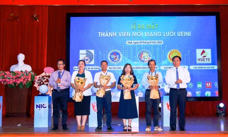 Tặng hoa chúc mừng các thành viên mới của mạng lưới UEINI (Univertity Entrepreneurship and Innovation Network Initiative).