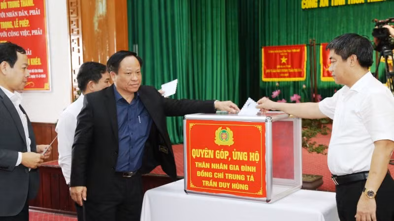 Công an tỉnh tổ chức quyên góp, hỗ trợ gia đình Trung tá Trần Duy Hùng vượt qua đau thương, mất mát.