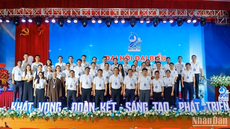Tại phiên thứ nhất vào chiều 18/9, Đại hội đã phát huy dân chủ hiệp thương 43 anh, chị tham gia Ủy ban Hội khóa VIII. Tại phiên thứ nhất vào chiều 18/9, Đại hội đã phát huy dân chủ hiệp thương 43 anh, chị tham gia Ủy ban Hội khóa VIII.