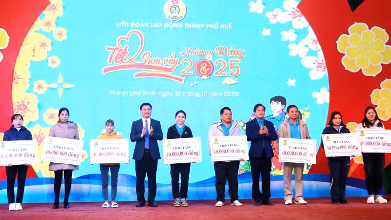 Trao tặng “Mái ấm Công đoàn” cho người lao động có hoàn cảnh đặc biệt khó khăn.