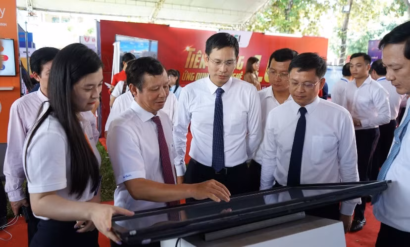 Đồng chí Bí thư Tỉnh ủy Lê Trường Lưu (từ hai từ trái sang) kiểm tra các gian hàng phát triển công nghệ trong Tuần lễ chuyển đổi số của tỉnh Thừa Thiên Huế. Đồng chí Bí thư Tỉnh ủy Lê Trường Lưu (từ hai từ trái sang) kiểm tra các gian hàng phát triển công nghệ trong Tuần lễ chuyển đổi số của tỉnh Thừa Thiên Huế.