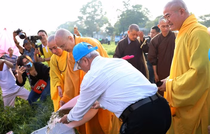 Tăng ni Phật tử Huế còn tham gia thả cá phóng sinh tái tạo nguồn lợi thủy sản trên sông Hương.