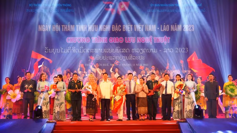 Lãnh đạo Bộ Thông tin và Truyền thông Việt Nam và Bộ Thông tin, Văn hóa và Du lịch Lào tặng hoa chúc mừng các Đoàn biểu diễn nghệ thuật tham gia tại chương trình.