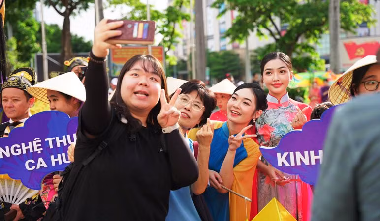 Trong các kỳ Festival Huế, lễ hội đường phố là hoạt động không thể thiếu, luôn thu hút nhiều công chúng, du khách, người dân địa phương. Trong các kỳ Festival Huế, lễ hội đường phố là hoạt động không thể thiếu, luôn thu hút nhiều công chúng, du khách, người dân địa phương.