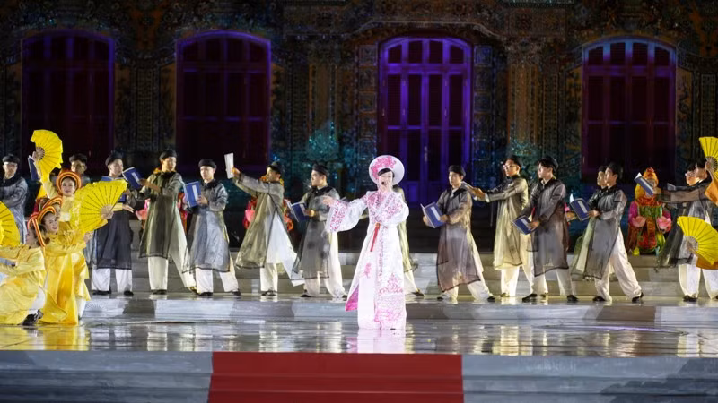 Tiết mục biểu diễn “Quan họ giao duyên”, kết hợp múa truyền thống với với Bộ sưu tập áo dài xứ Huế.