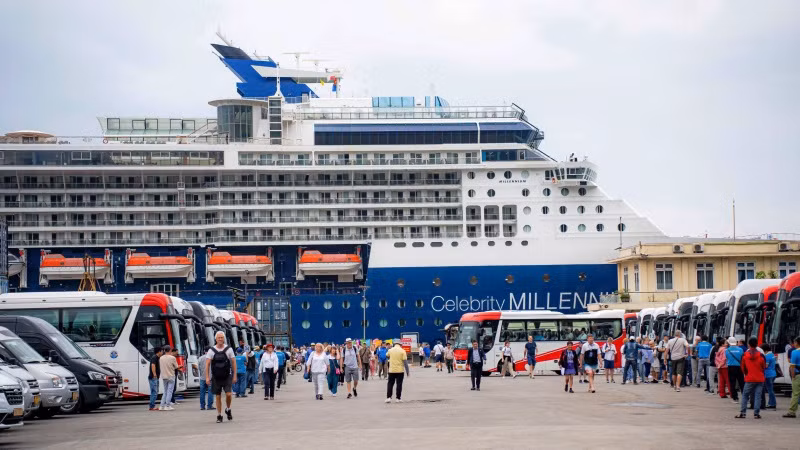 Tàu du lịch Celebrity Millennium chở hơn 3.000 du khách và thuyền viên vừa cập cảng Chân Mây.