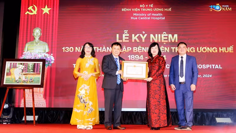Bộ trưởng Y tế Đào Hồng Lan trao tặng Bằng khen cho tập thể Bệnh viện Trung ương Huế. Bộ trưởng Y tế Đào Hồng Lan trao tặng Bằng khen cho tập thể Bệnh viện Trung ương Huế.