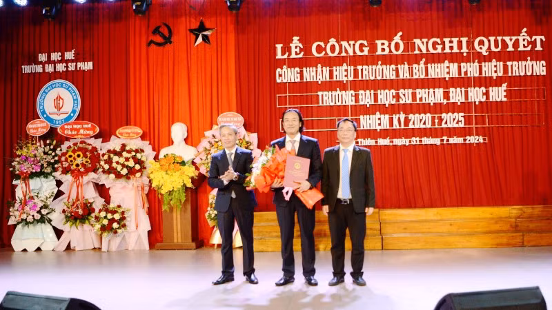 Trao Nghị quyết bổ nhiệm Tiến sĩ Nguyễn Thanh Hùng giữ chức vụ Phó Hiệu trưởng Trường đại học Sư phạm Huế.