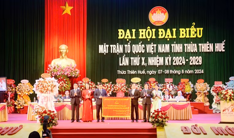 Đồng chí Lê Trường Lưu, Ủy viên T.Ư Đảng, Bí thư Tỉnh ủy, Chủ tịch Hội đồng nhân dân tỉnh (thứ 3 bên phải) trao bức trướng của Ban Chấp hành Đảng bộ tỉnh tặng Đại hội.