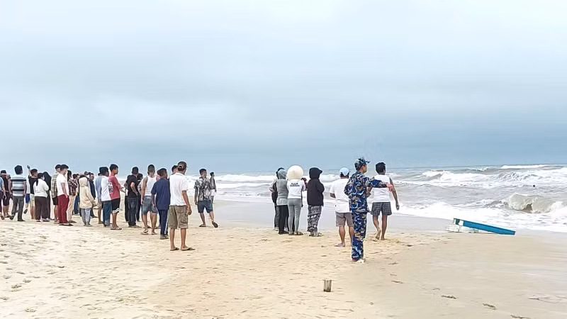 Người thân các ngư dân lo lắng cho sự an toàn của người nhà. (Ảnh: NGUYỄN LONG) Người thân các ngư dân lo lắng cho sự an toàn của người nhà. (Ảnh: NGUYỄN LONG)