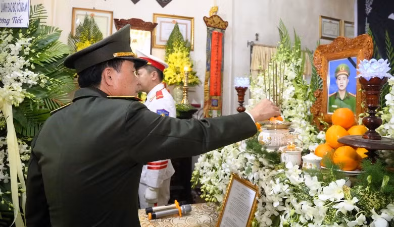 Thứ trưởng Lê Quốc Hùng viếng đồng chí Trần Duy Hùng, Phó trưởng Công an phường Thủy Vân (TP Huế) hy sinh trong khi làm nhiệm vụ.