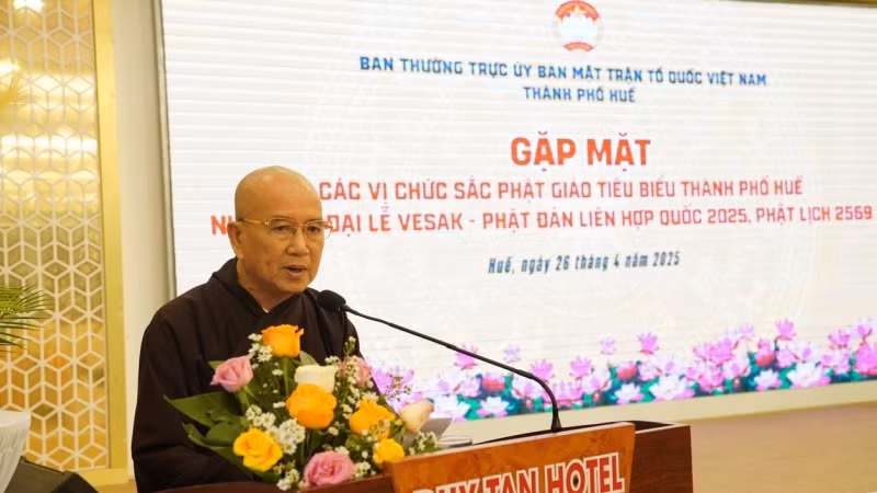 Hòa thượng Thích Khế Chơn, Phó Chủ tịch Hội đồng Trị sự Giáo hội Phật giáo Việt Nam, Trưởng Ban Trị sự Giáo hội Phật giáo Việt Nam thành phố Huế, Trưởng Ban Tổ chức Đại lễ Phật đản Vesak Phật lịch 2569, năm 2025 tại Huế phát biểu tại buổi gặp mặt.