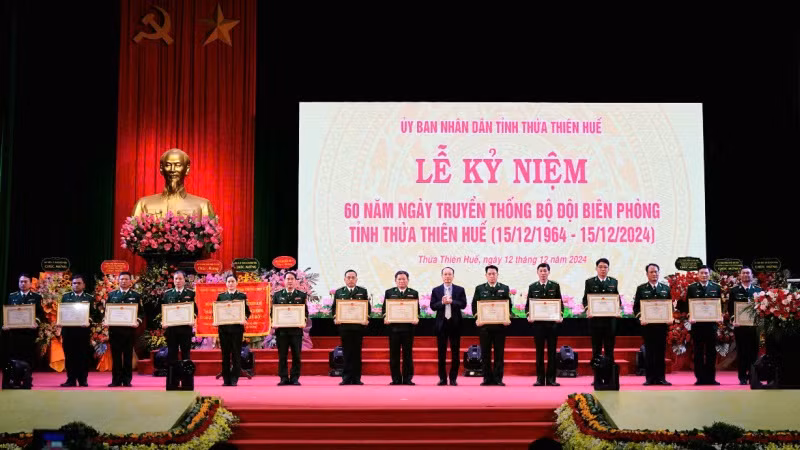 Và 15 cá nhân xuất sắc được Chủ tịch Ủy ban nhân dân tỉnh tặng Bằng khen. Và 15 cá nhân xuất sắc được Chủ tịch Ủy ban nhân dân tỉnh tặng Bằng khen.