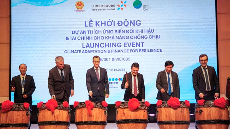 Các đại biểu thực hiện nghi thức đánh trống khởi động 2 dự án.