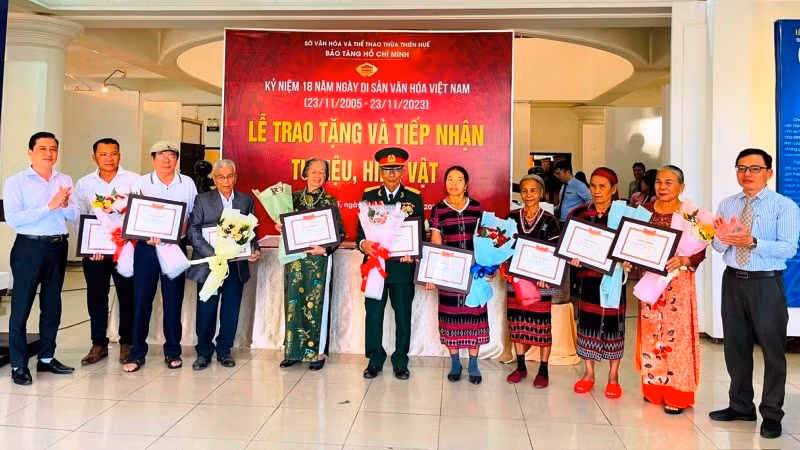 Trao tặng Giấy khen của Sở Văn hóa và Thể thao tỉnh Thừa Thiên Huế cho các cá nhân đã hiến tặng hiện vật.