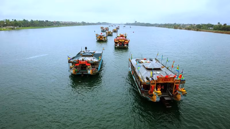 Đoàn thuyền rồng xuất phát từ di tích Nghinh Lương Đình, xuôi theo sông Hương lên thượng nguồn đến điện Huệ Nam (phường Long Hồ).