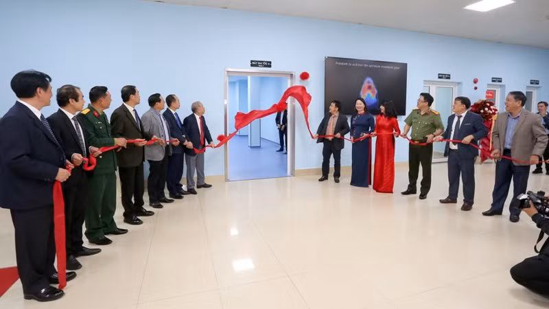 Các đại biểu tham dự lễ khai trương hệ thống xạ trị gia tốc tuyến tính Elekta Synergy 160 lá. (Ảnh: Th.Hiển)