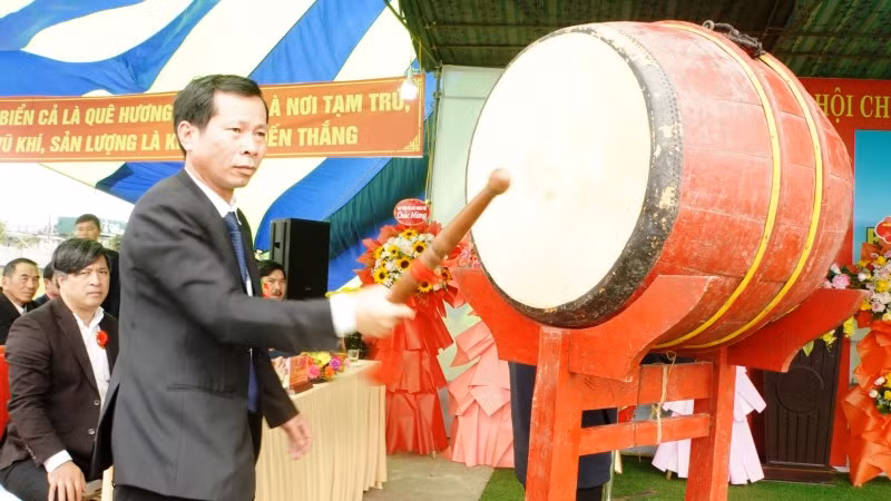 Lãnh đạo huyện Ủy ban nhân dân huyện Phú Vang đánh hồi trống xuất quân đầu năm tại Phú Hải.