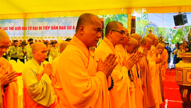 Các đại biểu mặc niệm tưởng nhớ các nạn nhân tai nạn giao thông.
