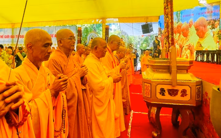 Dâng hương tưởng niệm các nạn nhân tử vong do tai nạn giao thông.