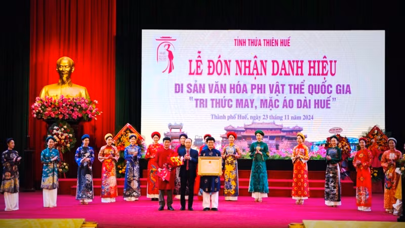 Đại diện lãnh đạo Ủy ban nhân dân tỉnh, Sở Văn hóa và Thể thao tỉnh Thừa Thiên Huế đón nhận danh hiệu Di sản văn hóa phi vật thể Quốc gia "Tri thức May và Mặc áo dài Huế".
