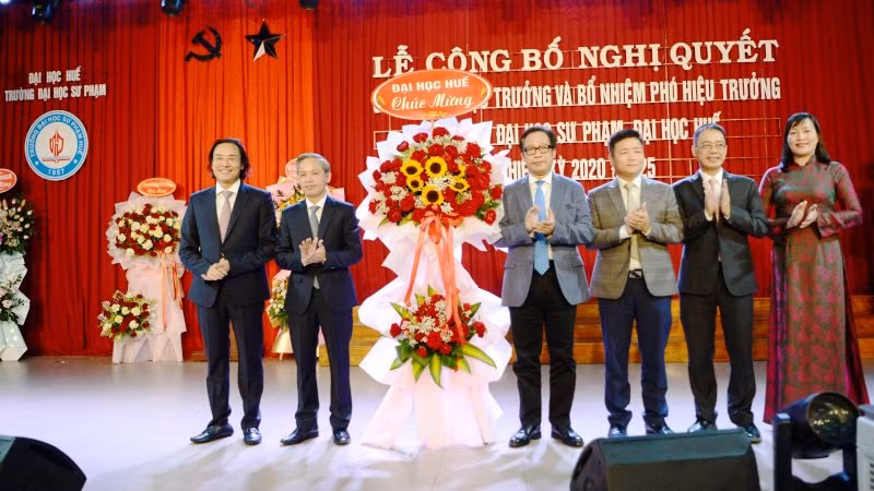 Lãnh đạo Đại học Huế (phải) chúc mừng tân Hiệu trưởng, Phó Hiệu trưởng Trường đại học Sư phạm, Đại học Huế.