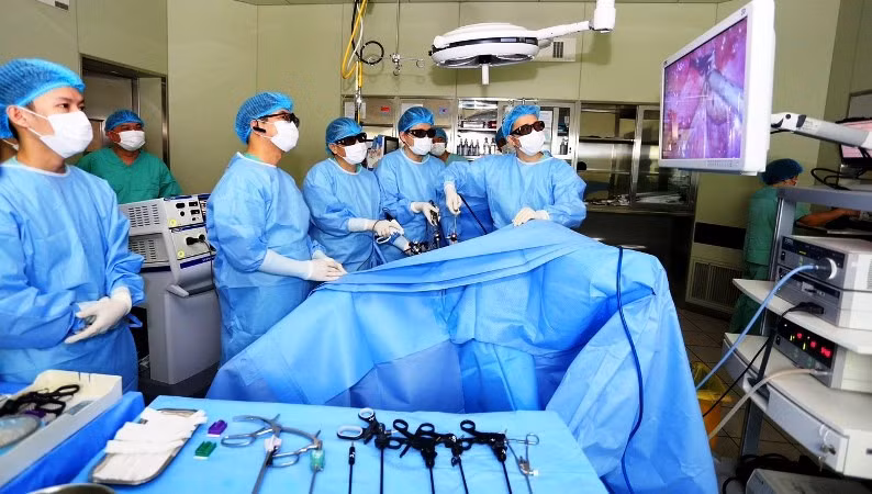 Ê-kíp phẫu thuật của Bệnh viện Trung ương Huế thực hiện kỹ thuật hiện đại. (Ảnh: BVH). Ê-kíp phẫu thuật của Bệnh viện Trung ương Huế thực hiện kỹ thuật hiện đại. (Ảnh: BVH).